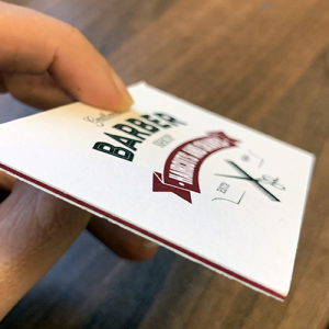 Mat gelamineerde visitekaartjes met meerdere lagen